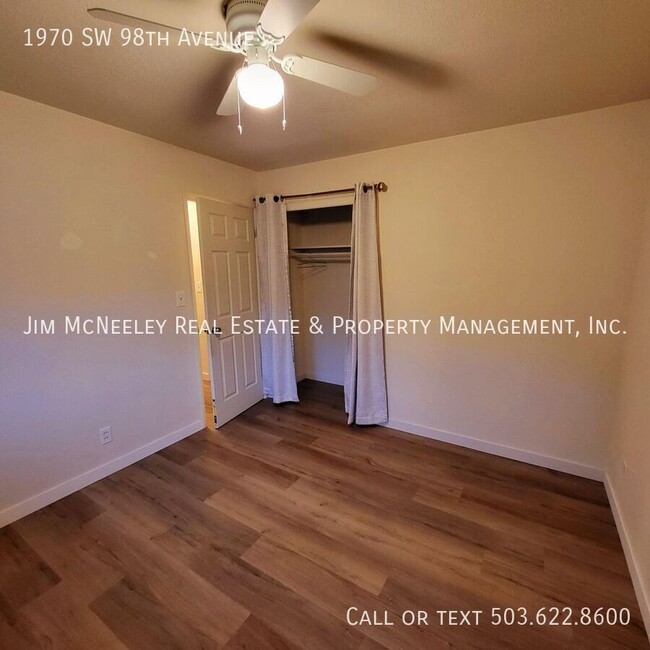 Building Photo - Remodeled 2-Bedroom Duplex with Bonus Room...