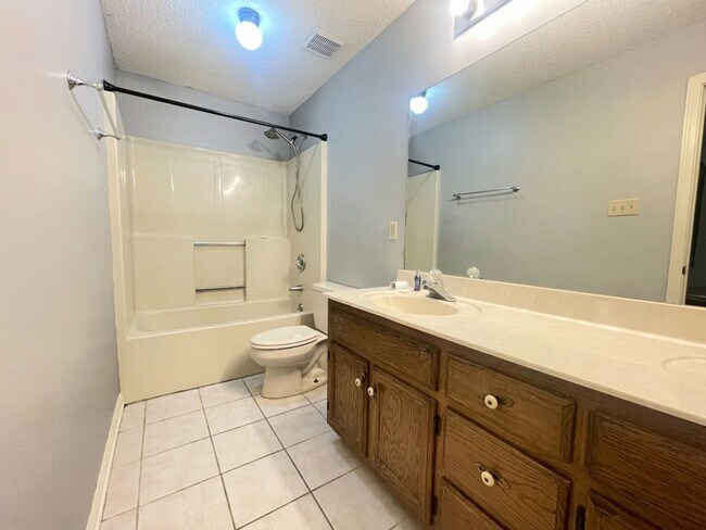 Building Photo - Country living, right in the center of Olive Branch