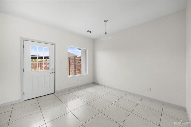 Building Photo - 2600 Mimosa St