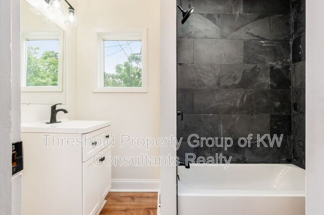 Building Photo - 479 Siebert St