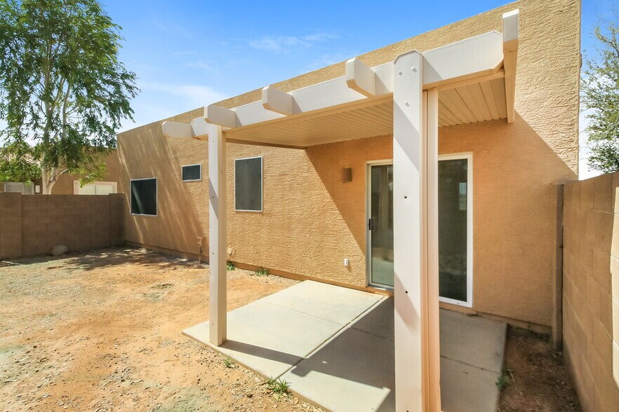 Building Photo - 2300 E Magma Rd