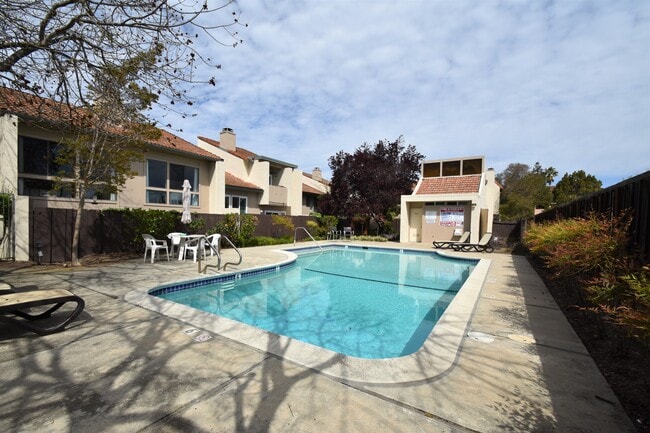 Building Photo - 827 Kingfisher Ter