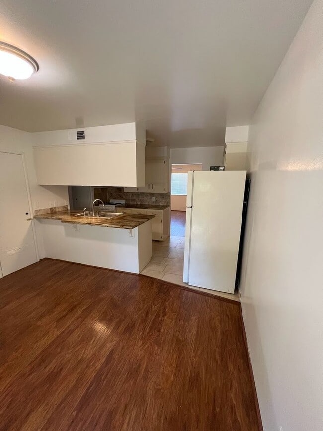 Building Photo - Charming Apartment with Solar