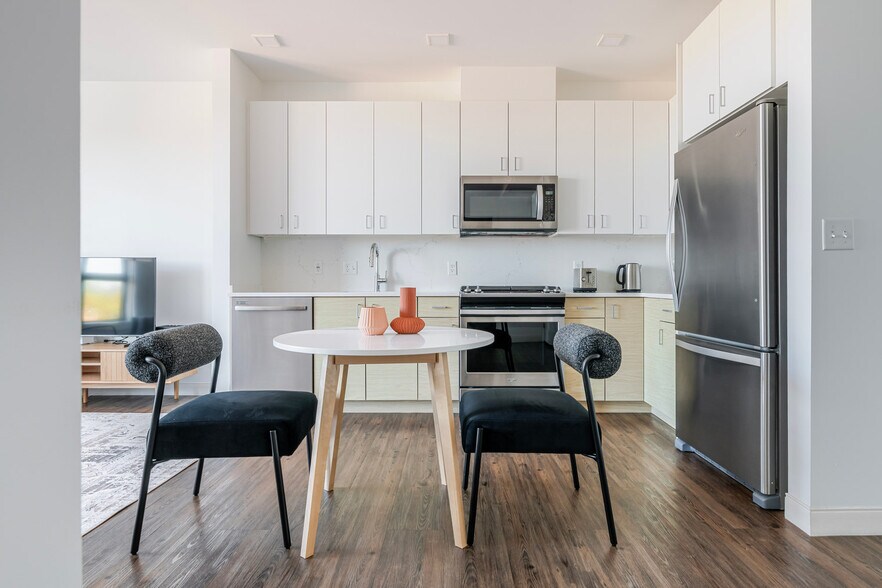 Building Photo - 245 Walnut St