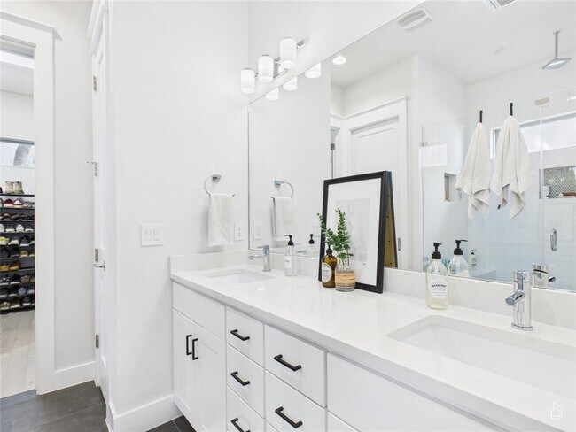 Building Photo - 3002 Sunridge Dr