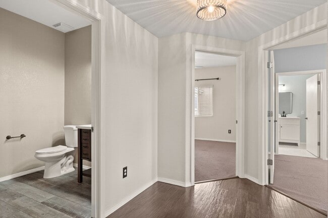 Building Photo - Upscale Condo | 3 Bed / 2 Bath | Garage | ...