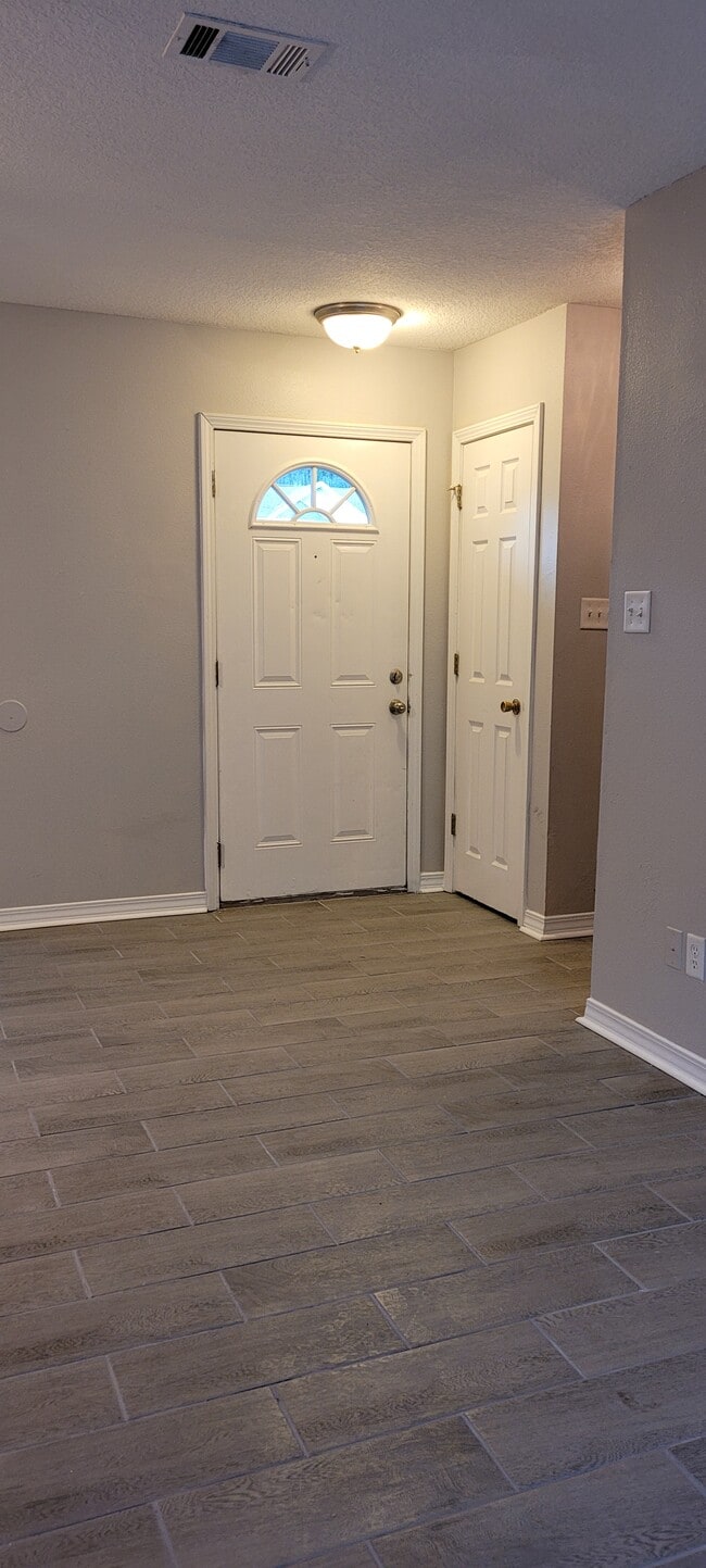 Building Photo - 1989 Todd Cove