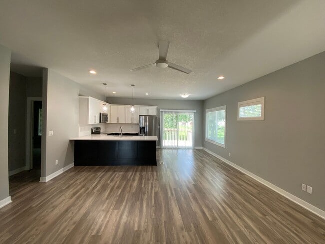 Building Photo - Beautiful single family home With 6 Car Attached Garage!