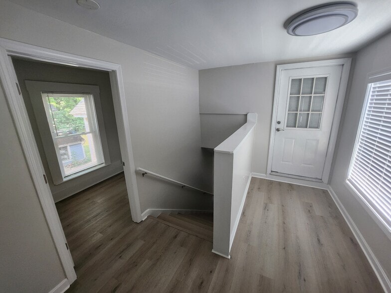 Building Photo - 14 Oak St