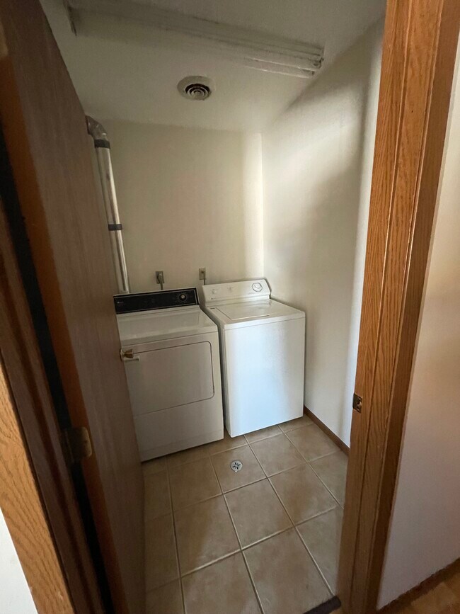 Building Photo - 716 Randy Rd