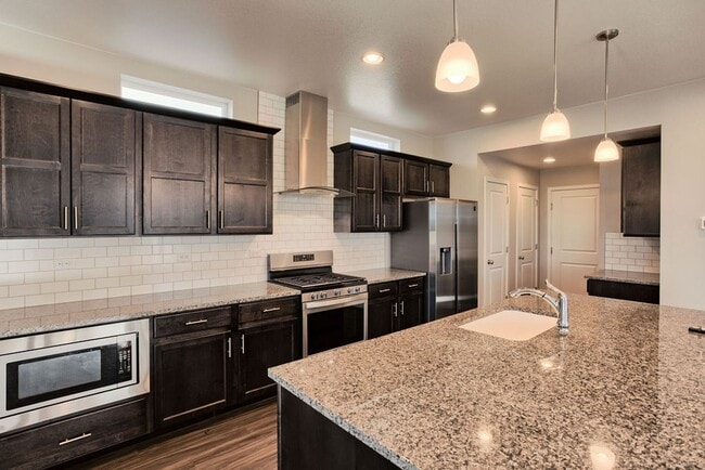 Building Photo - Beautiful 3 Bedroom Townhome in Mosaic