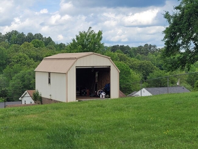 Building Photo - Tri level 3b2b home for rent with fenced i...