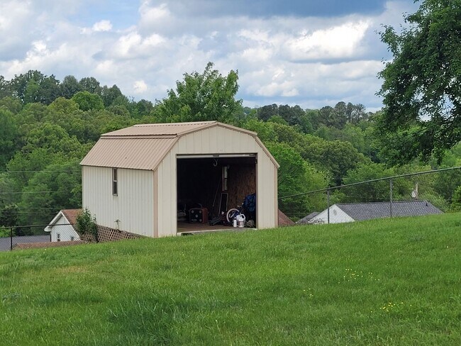 Building Photo - Tri level 3b/2b Home with fenced in back y...