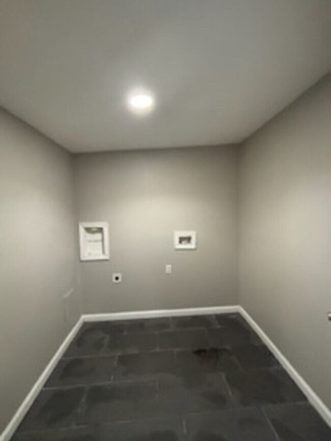 Building Photo - 24 E Silver St