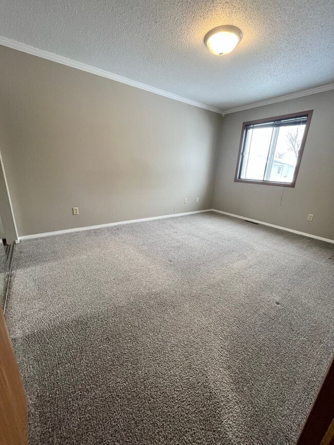 Building Photo - Rent Special - Spacious End Unit 2 Bed/1 Bath Townhome!