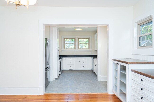 Building Photo - Large 4 Bedroom Home On Oakhurst Circle