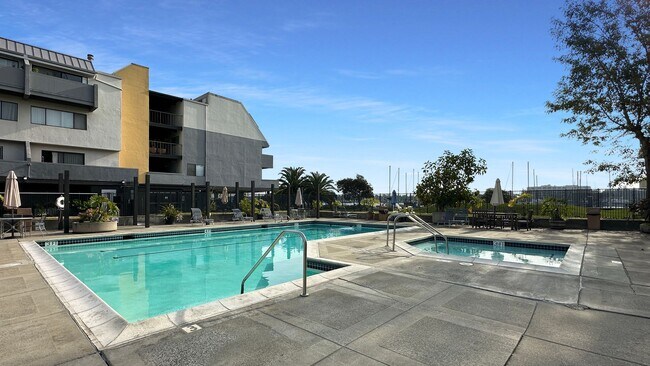 Building Photo - Waterfront Living in the Heart of Jack London Square