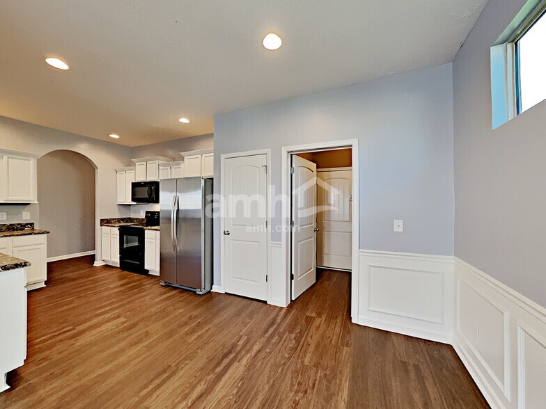 Building Photo - 1116 Selous Dr