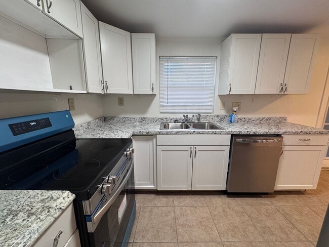 Building Photo - Island Charm on the North End – 5 Minutes to the Beach & Historic Downtown!