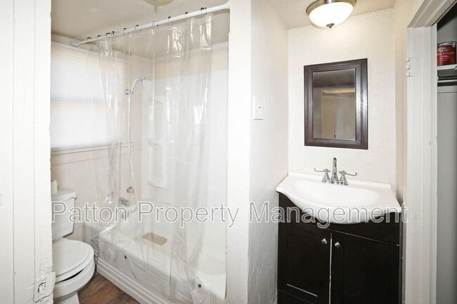 Building Photo - 4240 SW 10th Ave