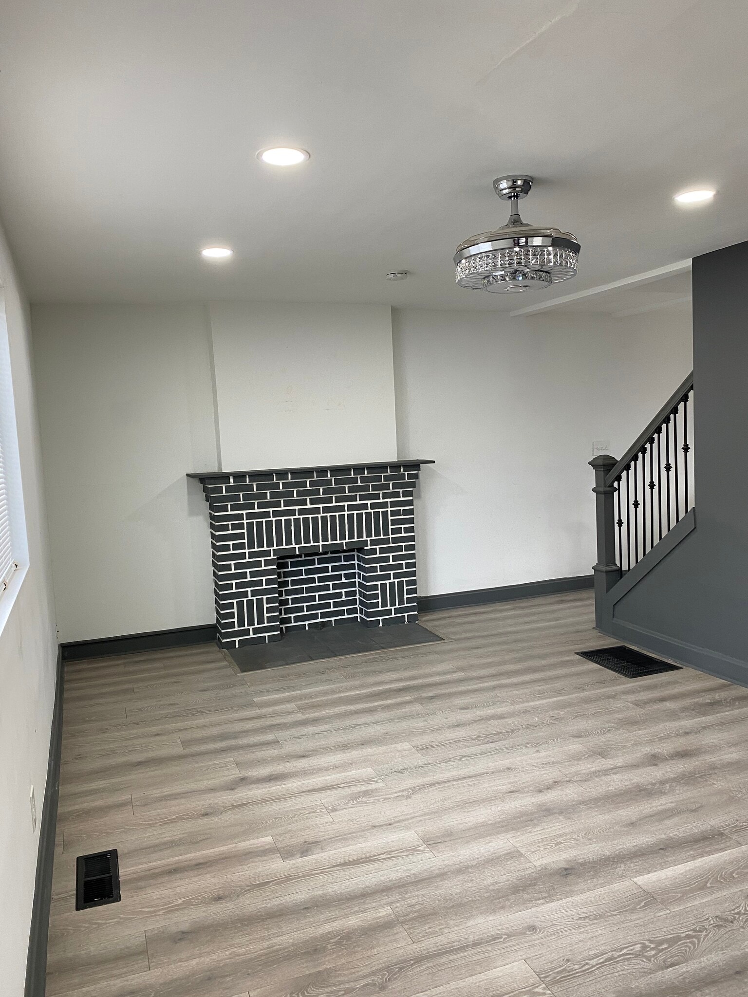 Building Photo - 1275 E Kossuth St