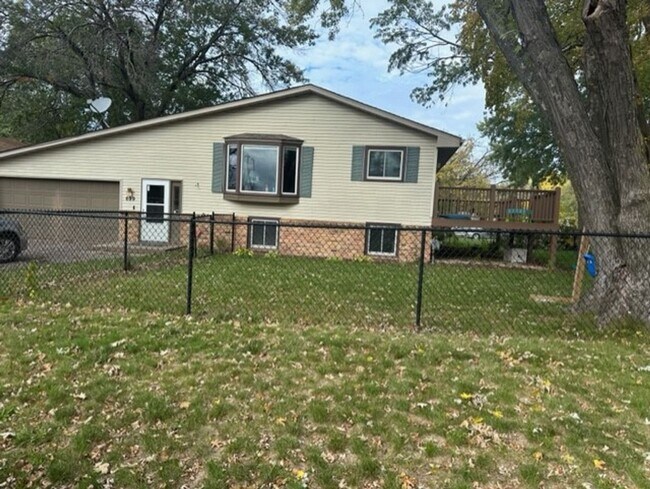 Building Photo - Updated 4 Bedroom Split-Level Home – Available June 1