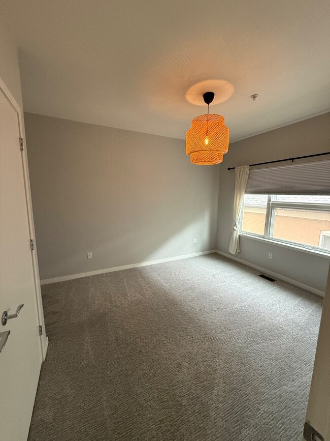 Building Photo - "Spacious 3-Bedroom Townhouse Retreat in Vibrant Denver with 2.5 Baths – 2047 Sq Ft of Modern Liv...