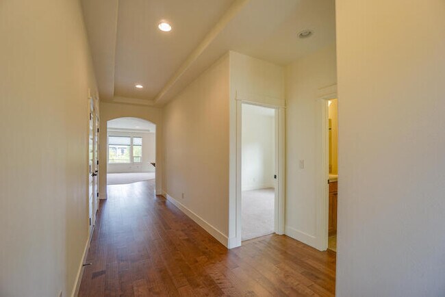 Building Photo - NEWER THREE BEDROOM IN CUL-DE-SAC