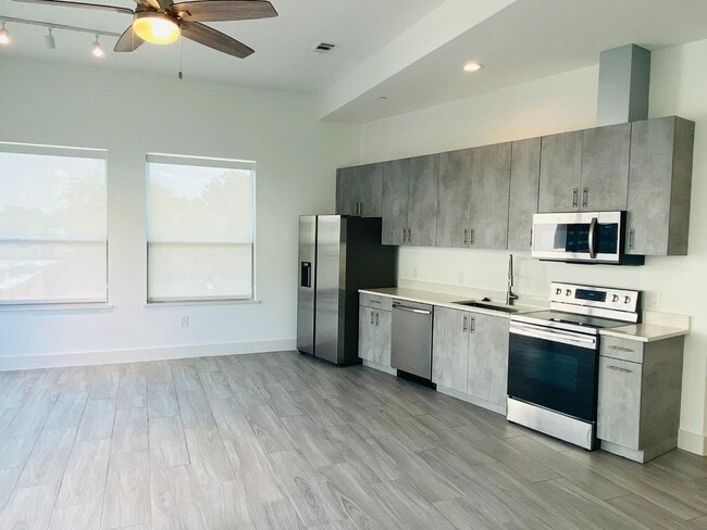 Primary Photo - 1100 Peters St