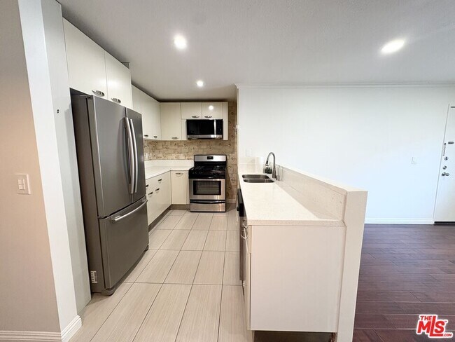Building Photo - 957 S Gramercy Dr
