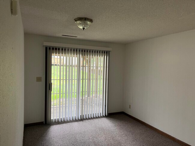 Building Photo - 447 Foxfire Dr