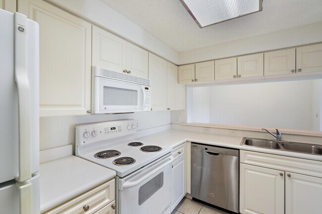 Building Photo - 3022 Alcazar Pl