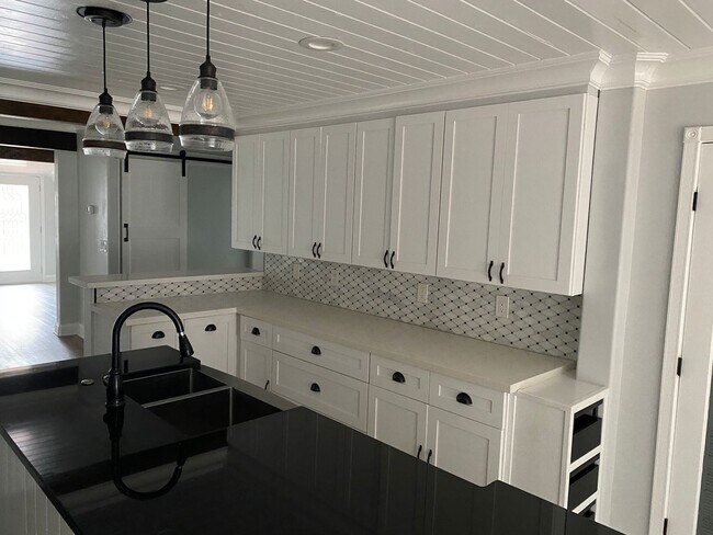Building Photo - Beautifully renovated home!