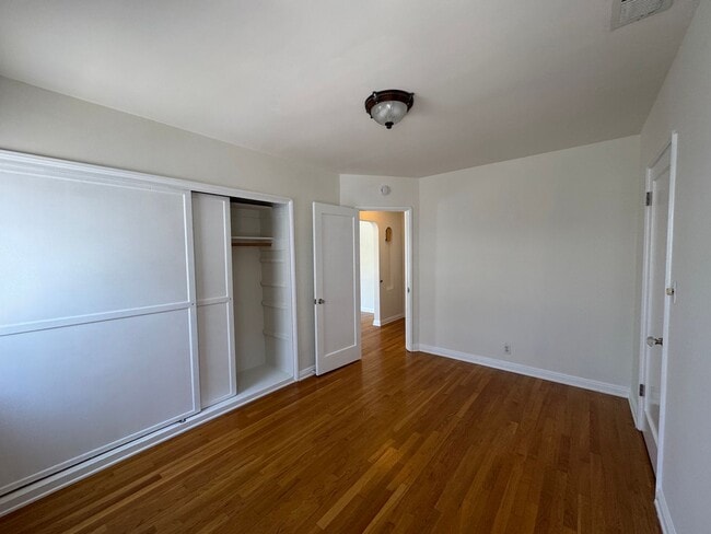 Building Photo - LOVELY 4BD 1,5BA HOME W/Large Backyard
