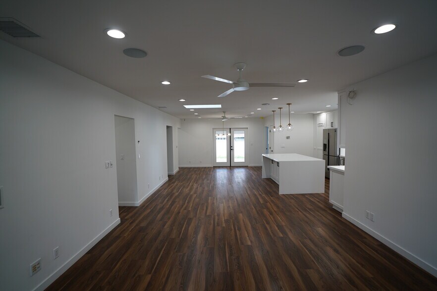 Building Photo - 4466 Sherman Oaks Cir