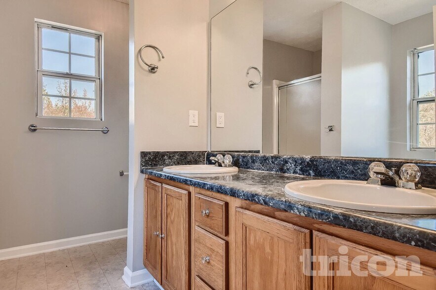 Building Photo - 1401 Lancaster Ct