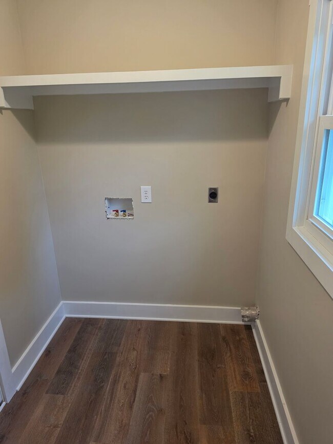 Building Photo - 3 Bedroom, 2 Bath home.