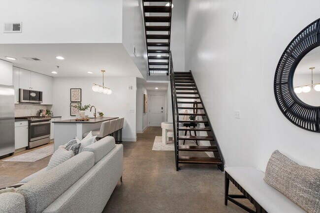 Building Photo - 905 Juniper St NE