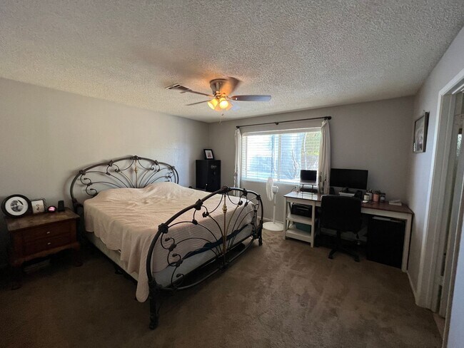 Building Photo - 4 BEDROOM HOME CLOSE TO SCHOOLS!