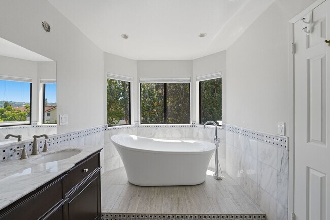 Building Photo - Stunning 4 bedroom, 3bath home, with pool in Laguna Niguel!