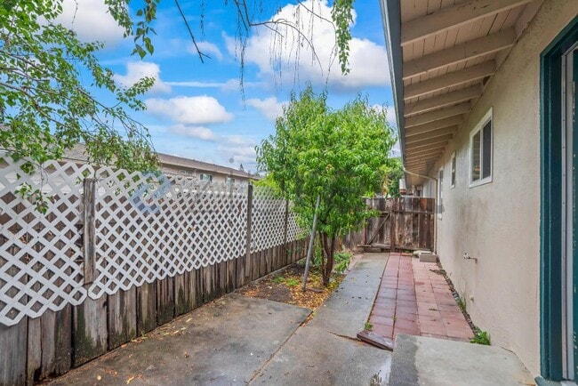 Building Photo - 1883 Robin Ln