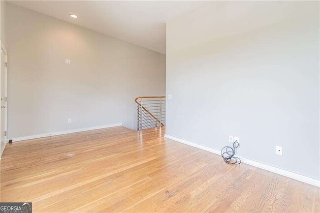 Building Photo - 472 Martin St SE