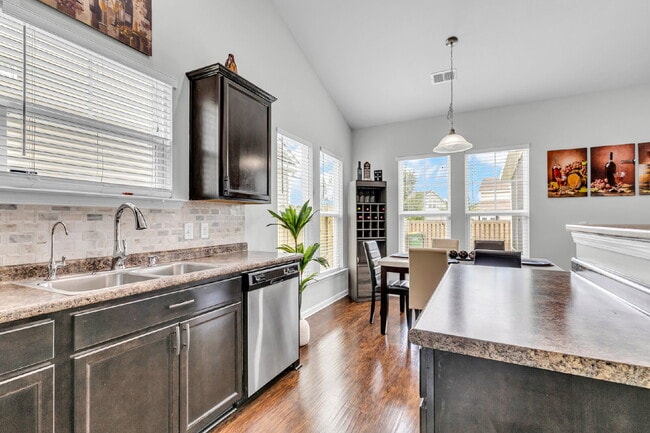 Building Photo - Cozy executive rental in Savannah highlands