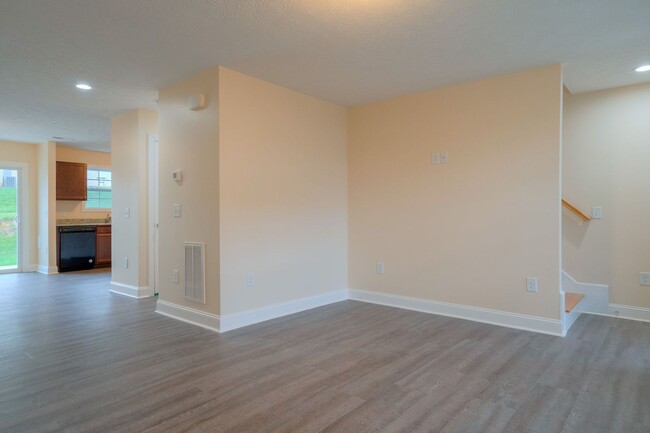 Building Photo - Oak Tree Townhome| 3 Story| 3 Bed 3.5 Bath...