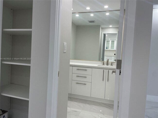 Building Photo - 3140 S Ocean Dr
