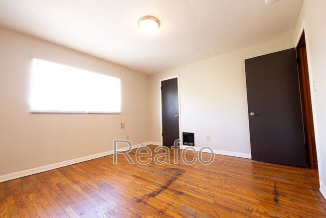 Building Photo - 830 S Harris Ave