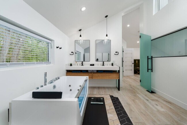 Building Photo - 4016 Eaton Dr