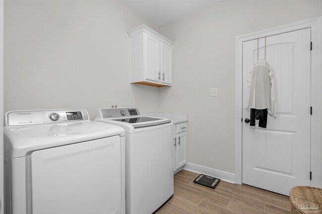 Building Photo - 5718 Oak Hvn Ln