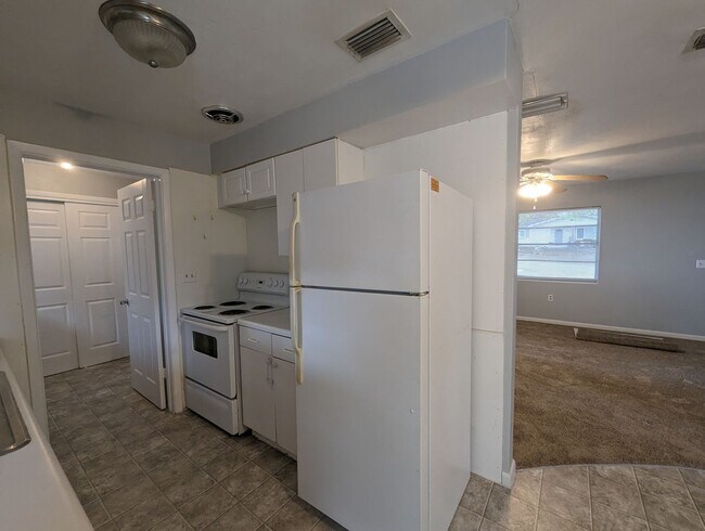 Building Photo - Nicely sized 2 Bedroom in Beverly Hills