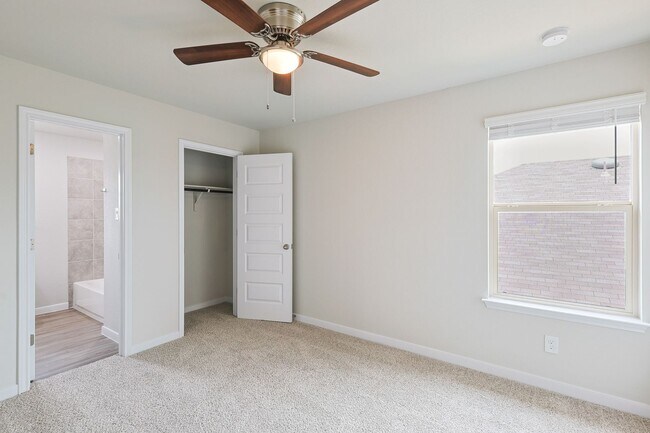 Building Photo - Modern Townhouse in New Braunfels